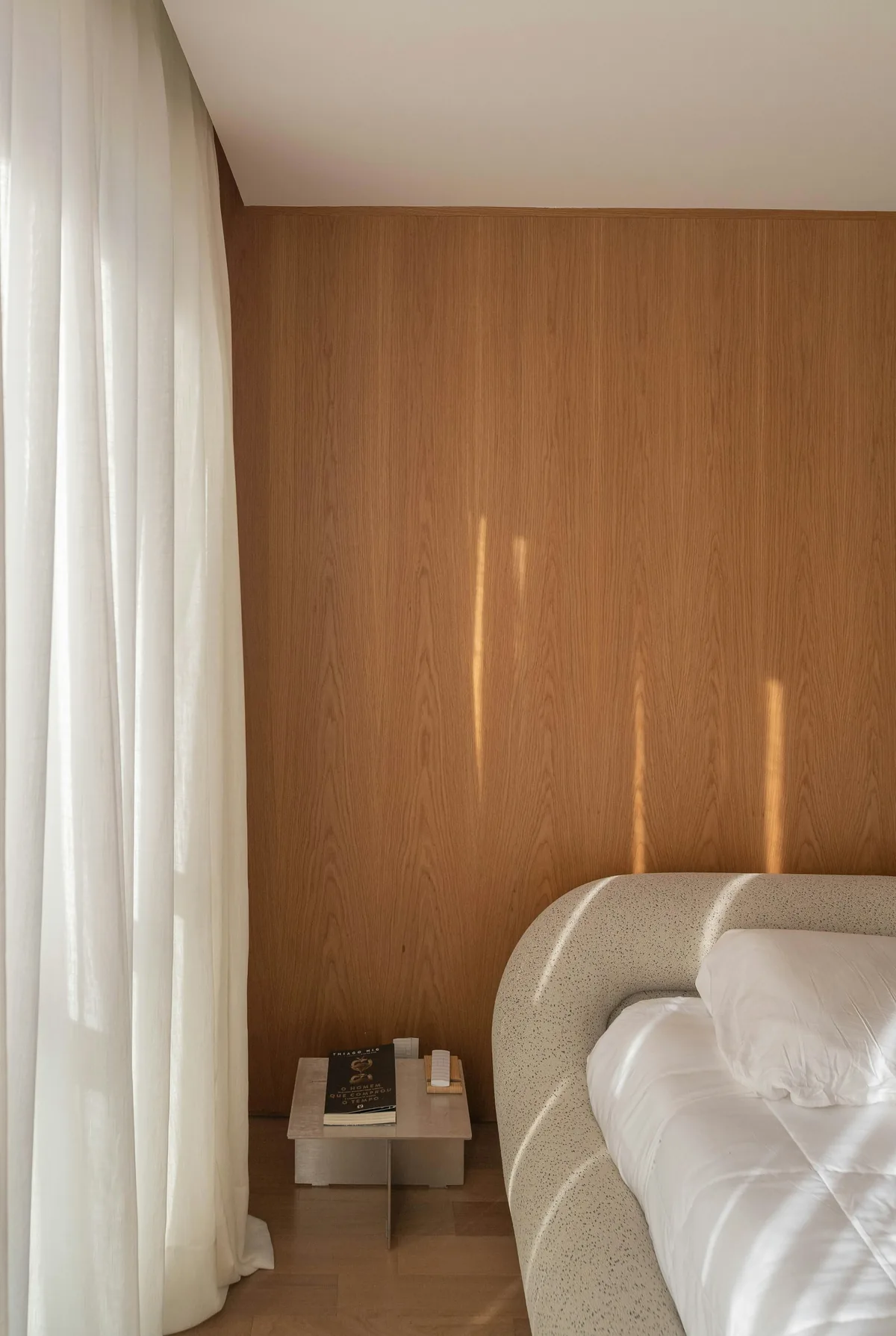 Suite Sommet — chambre en chêne baignée de lumière dorée
