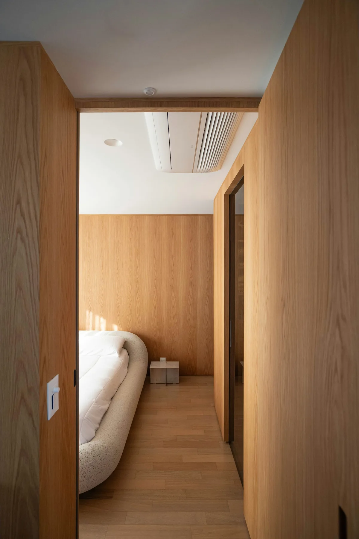 Suite Mélèze — chambre en bois clair épurée